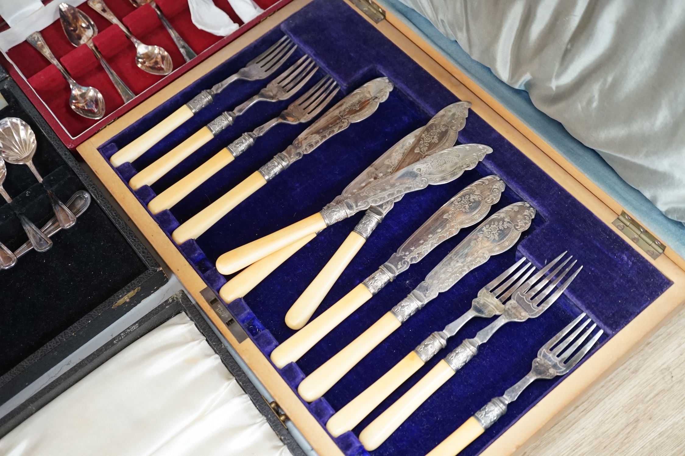 Assorted plated canteens and sundry flatware